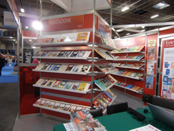 Dettaglio ripiani inclinati Fiera Libro Torino